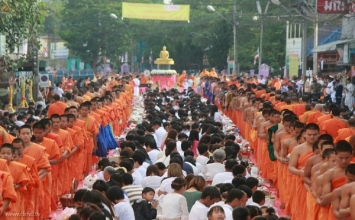 Thái Lan: Sau 3 tháng An Cư ,chư Tăng Tự tứ, diễu hành khất thực tại huyện Khun Yuam, tỉnh Mae Hong Son